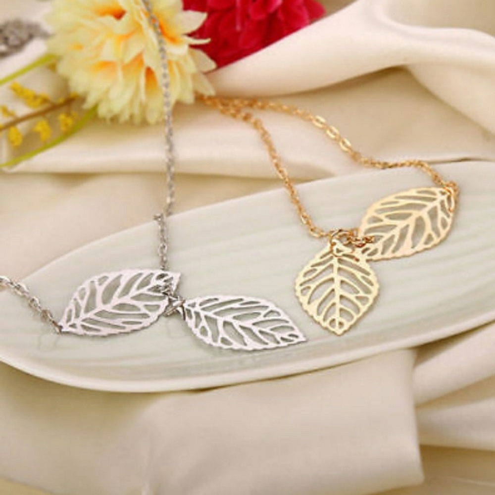 🍂Gold or Silver double leaf necklace.🍂